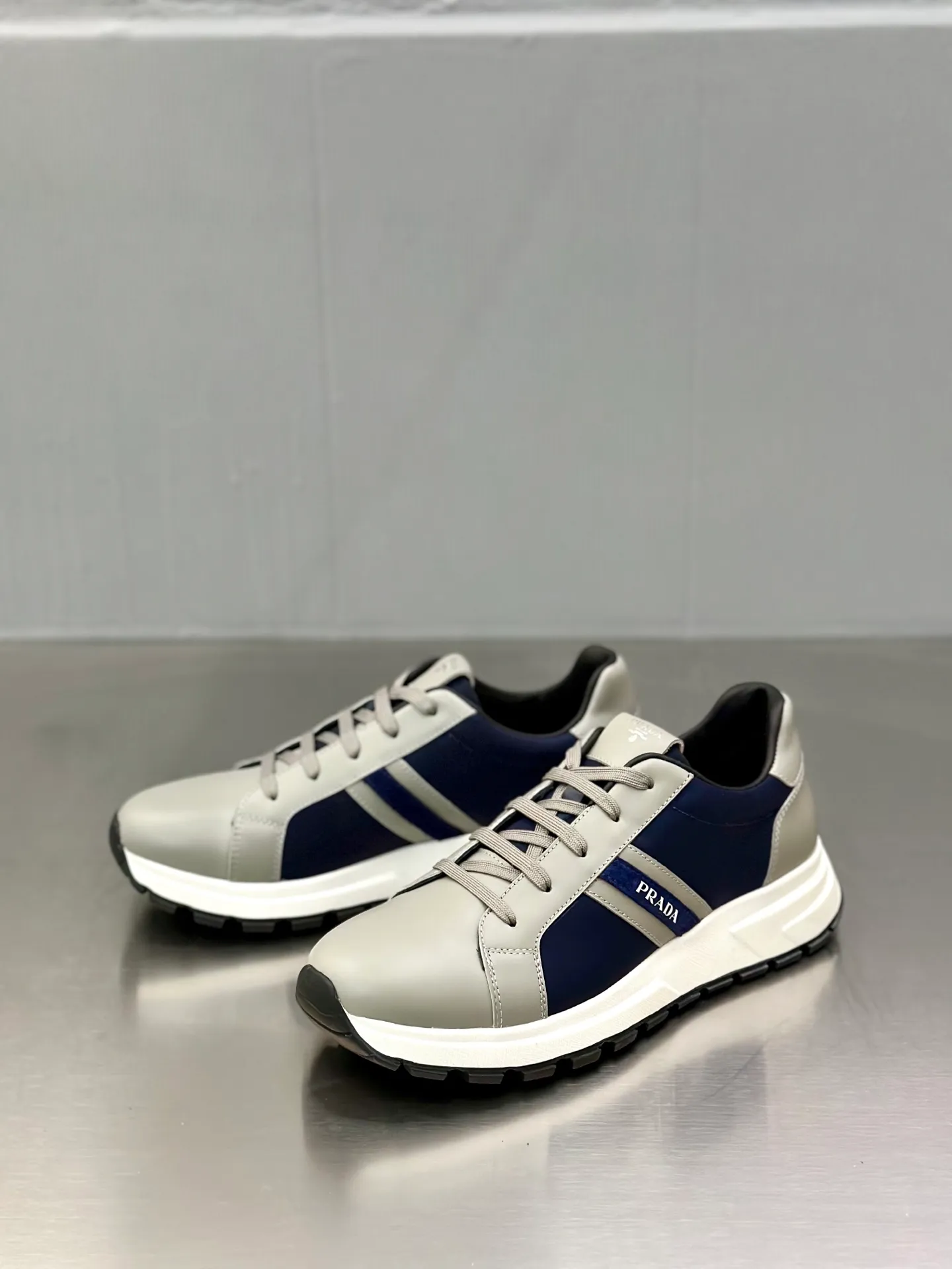 💰740 Prada/Prada men's new mesh stitching sneakers. This sneaker presents a modern version, reinterpreting the brand's archive style with clean lines and smooth details. The shoes are made of calf leather and technical fabric, with a triangular metal logo on the outside, bright TPU decoration on the heel, and a longer and padded inner heel design for a more comfortable fit. The tongue is decorated with a silk-screen logo, and is paired with a hollow rubber sole on the heel. The full cowhide lining comes standard with logo cowhide foot pads, making the upper foot taller, more comfortable, and versatile! Comes with full original packaging! Size: 39-40-41-42-43-44 standard leather shoe size (45 can be customized and does not support returns)